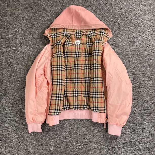 7064/Burberry 粉色连帽拉链夹克外套/52码/95新/袖口轻微污渍