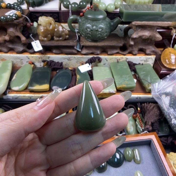颈饰未镶嵌透闪石质玉爱*