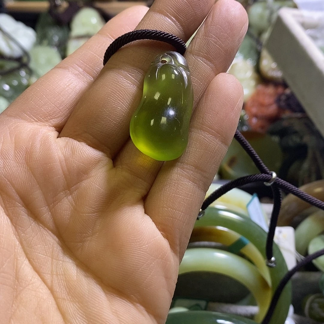 岫玉未镶嵌颈饰一个