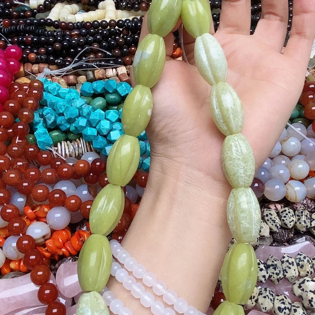 玛瑙/玉髓未镶嵌珠宝半成品岫玉一条