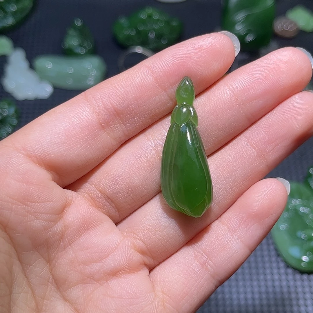 潘***达和田玉未镶嵌颈饰