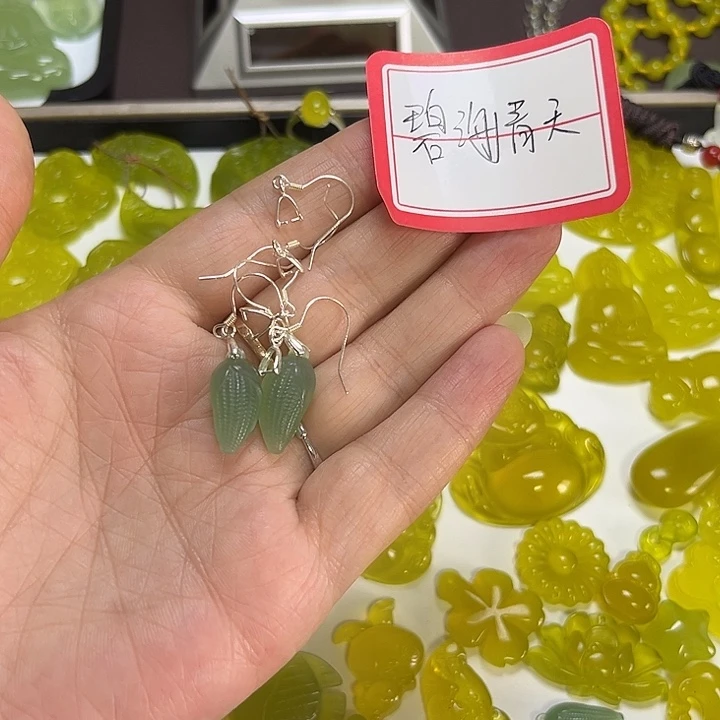碧***天未镶嵌蛇纹石玉颈饰