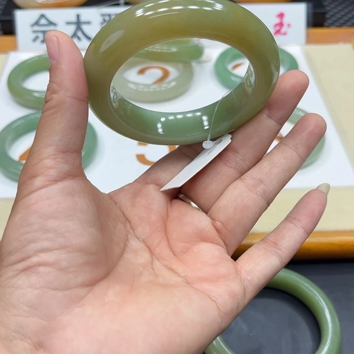 未镶嵌手镯石英质玉漂**云