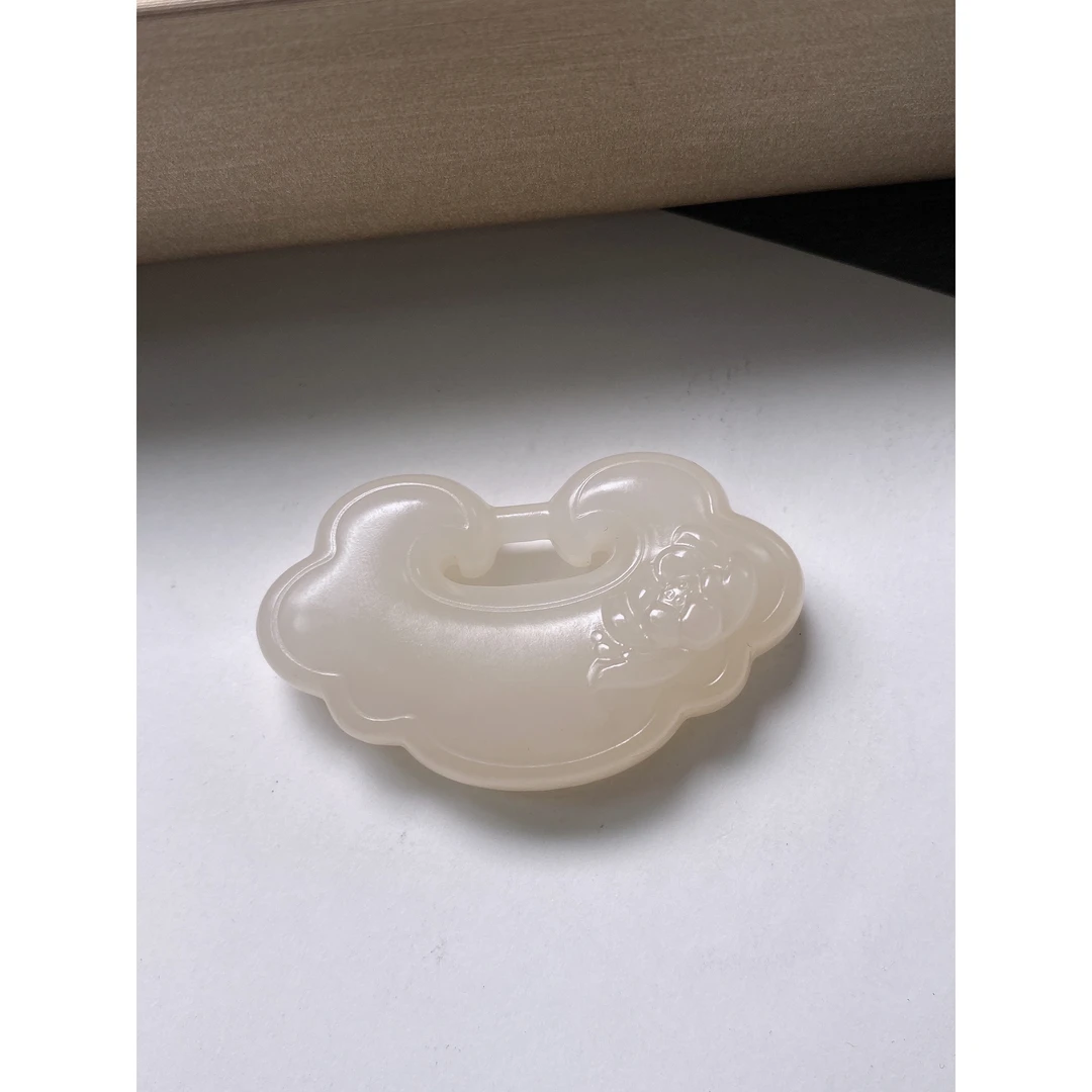 和田玉藕粉如意平安锁吊坠尺寸约43×26×11mm