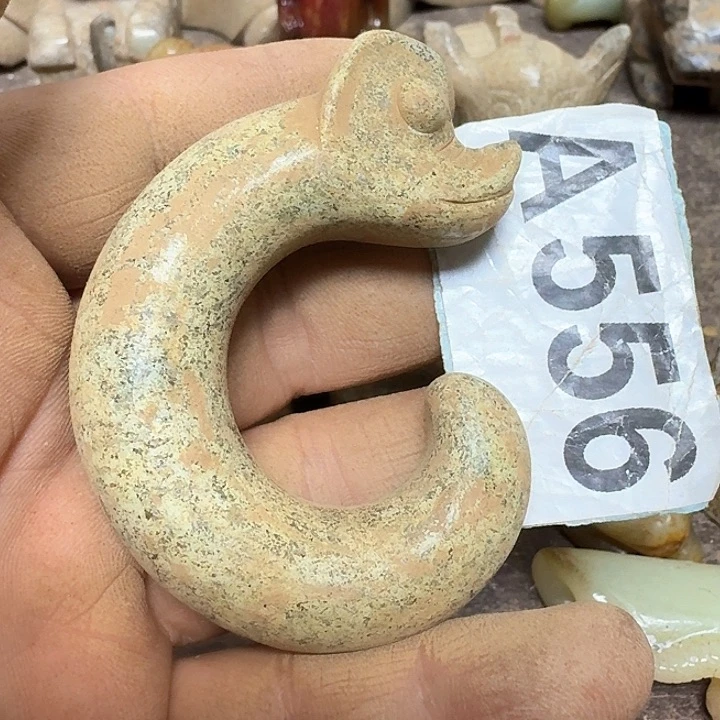 蛇纹石玉颈饰未镶嵌