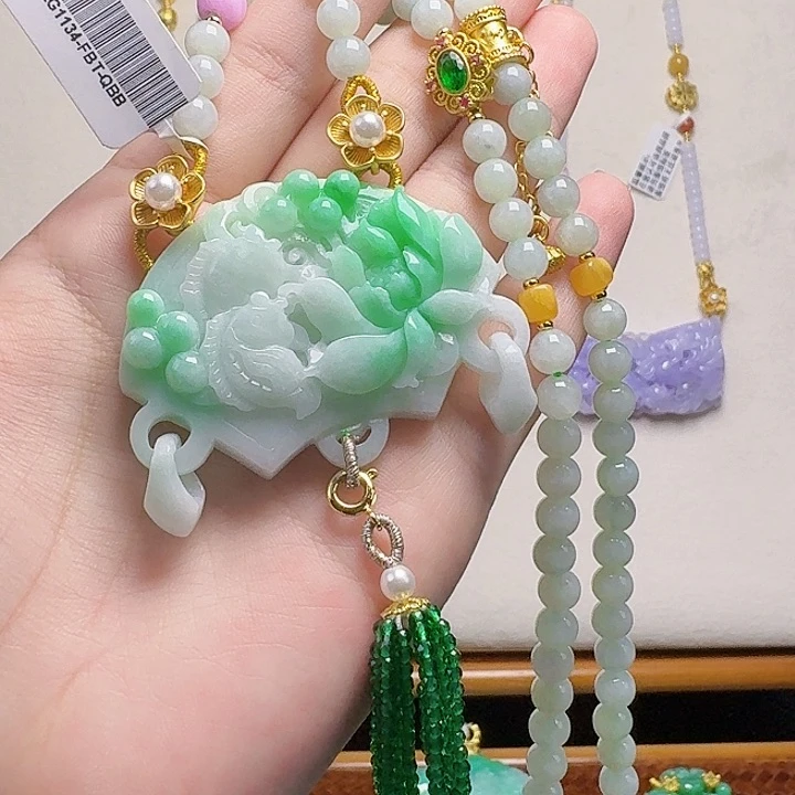 翡翠未镶嵌颈饰鱼戏荷花