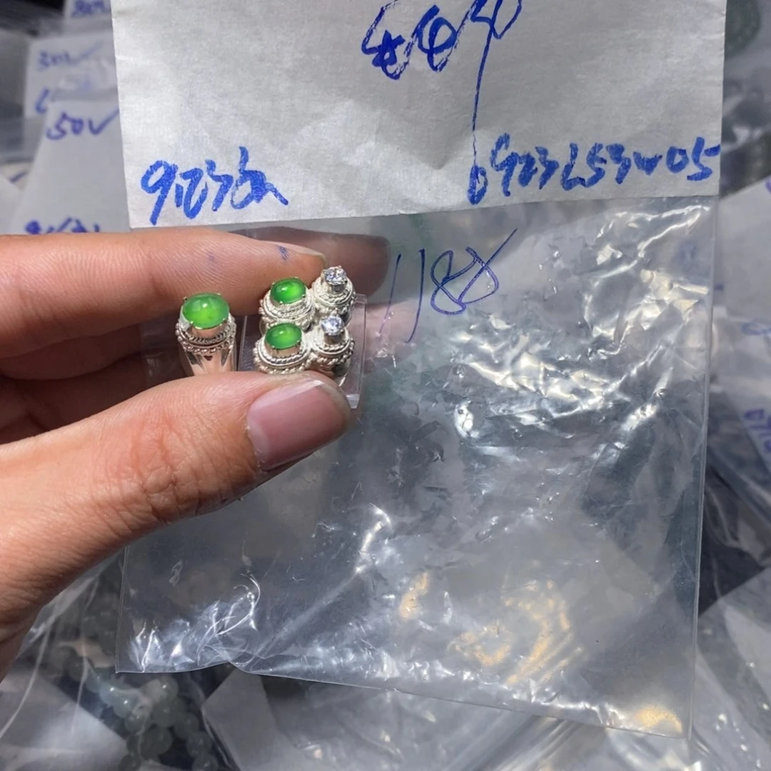 定制翡翠未镶嵌牛**?