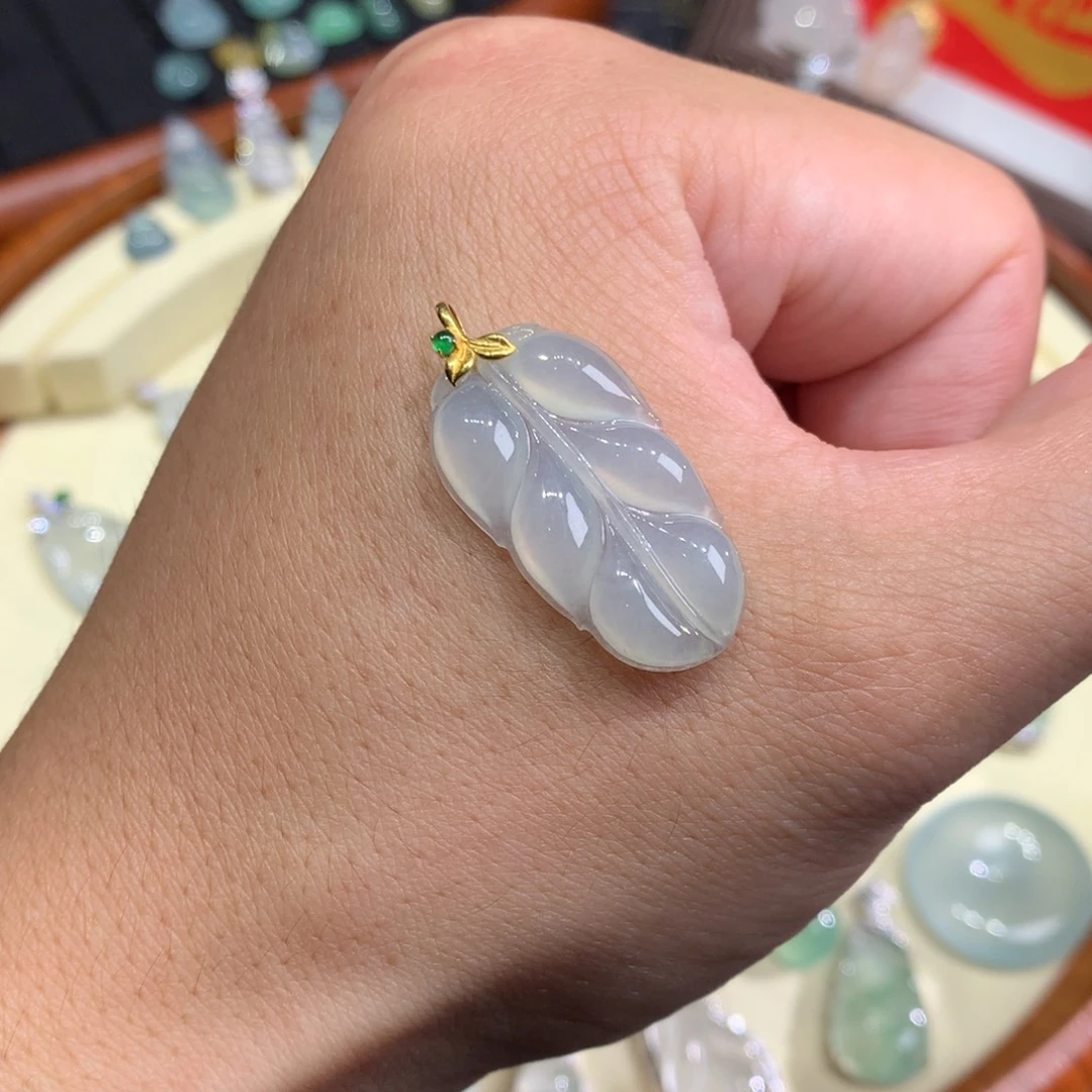 翡翠18K金镶嵌颈饰叶子