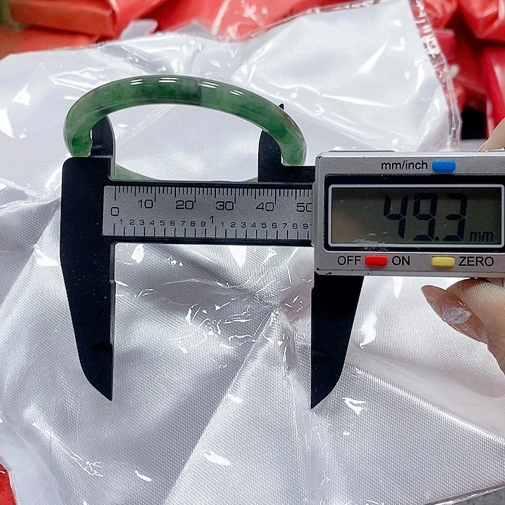 翡翠手镯未镶嵌466。