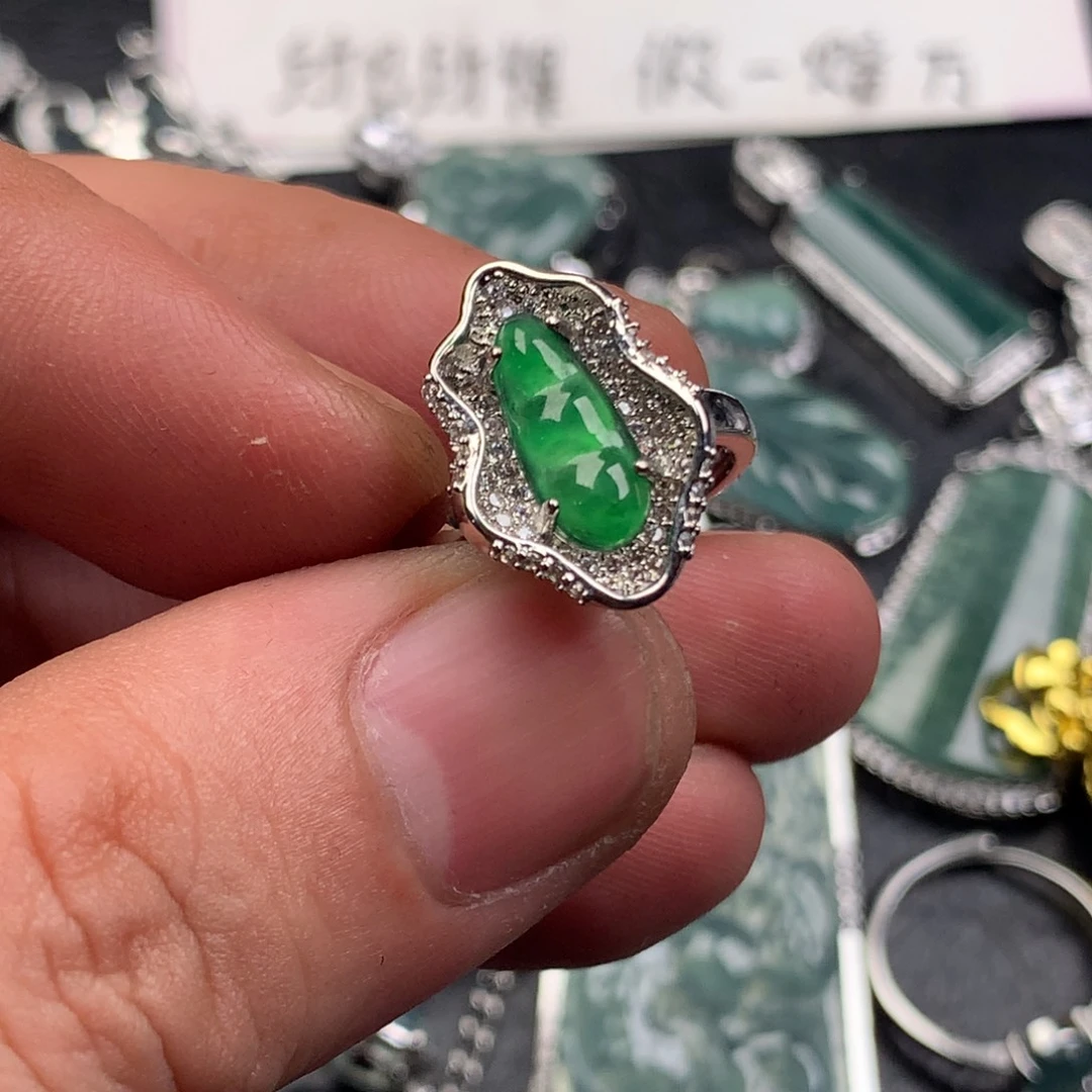 颈饰未镶嵌翡翠戒指