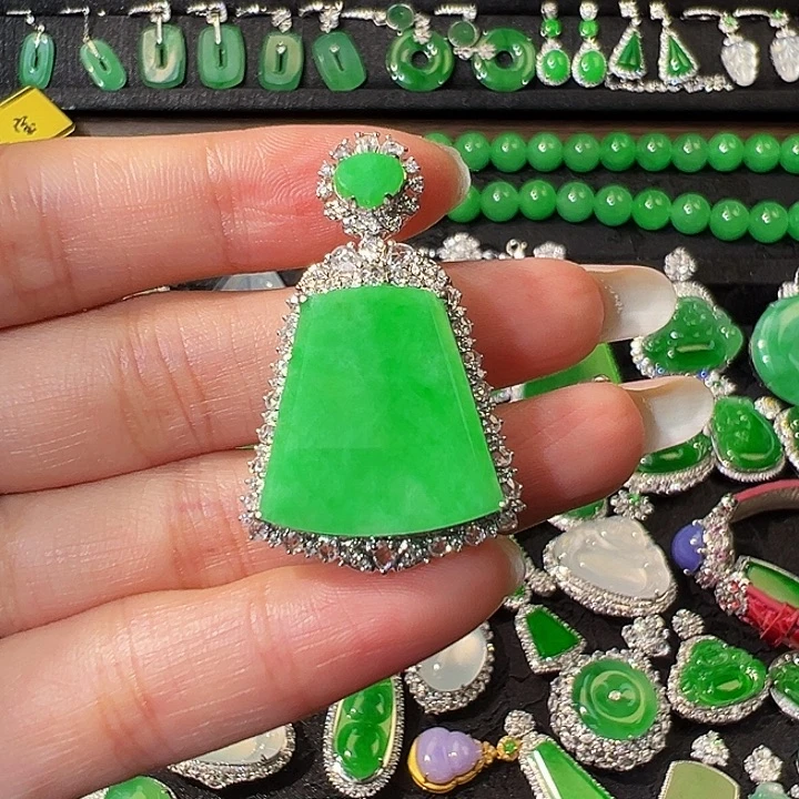 翡翠18K金镶嵌颈饰吊坠