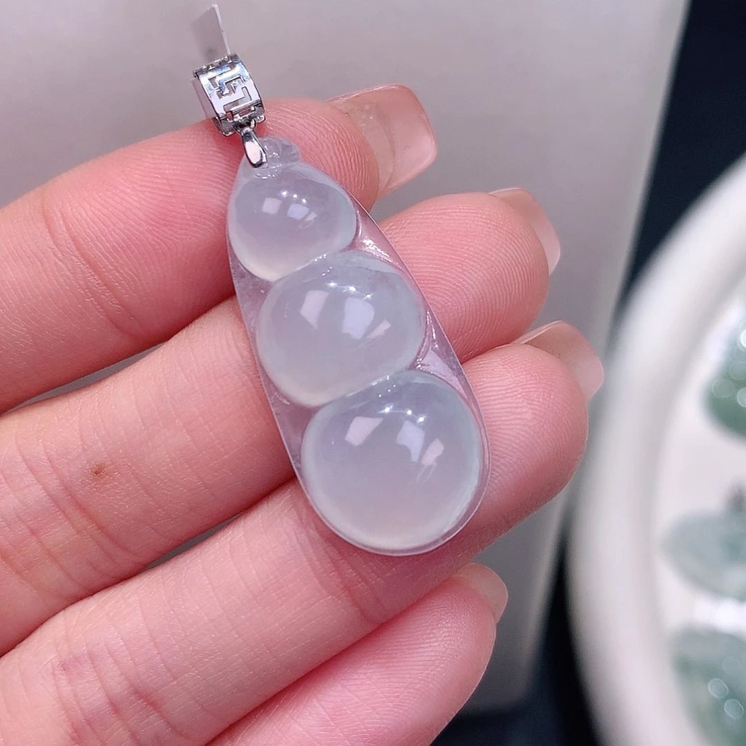 颈饰18K金镶嵌翡翠白冰福豆