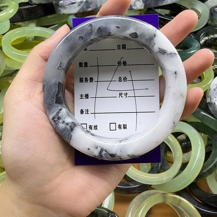 青***。蛇纹石玉未镶嵌手镯