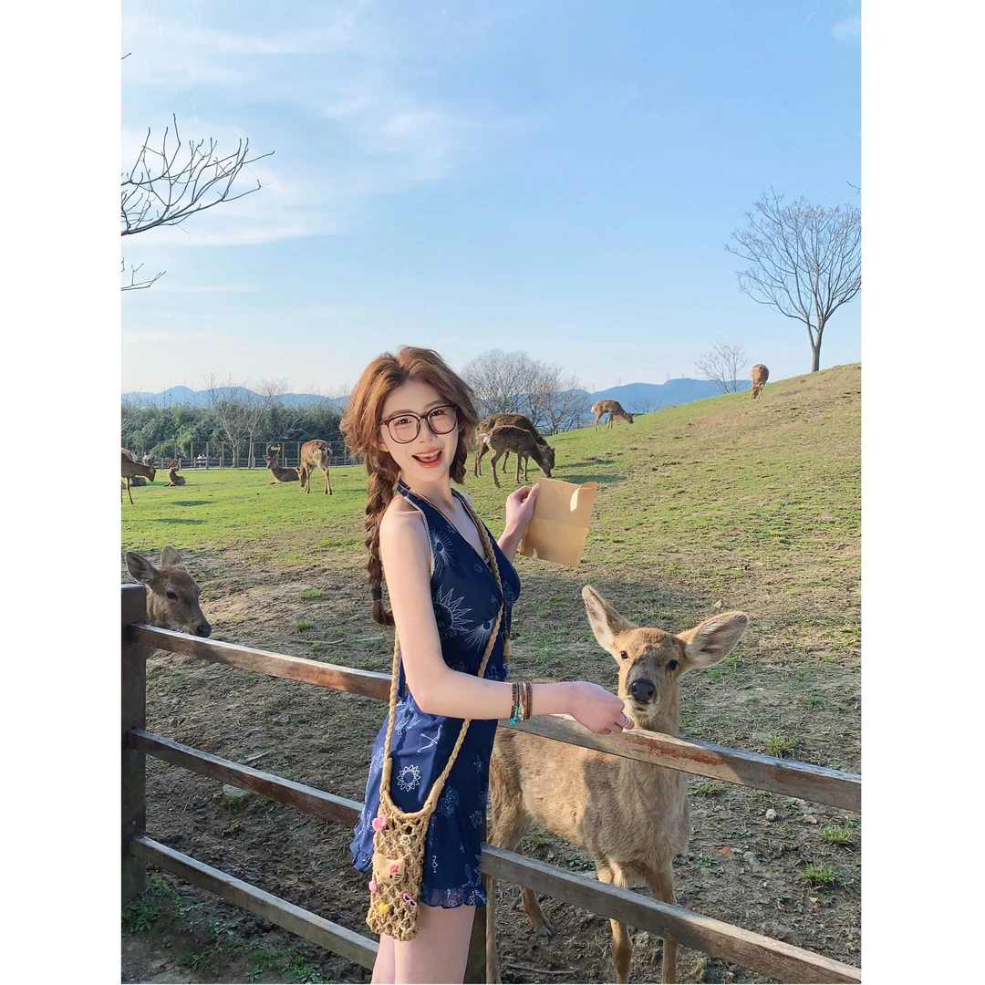 麻吉麻吉mochi【西西里邂逅】挂脖V领蕾丝拼接背心连衣裙收腰短裙