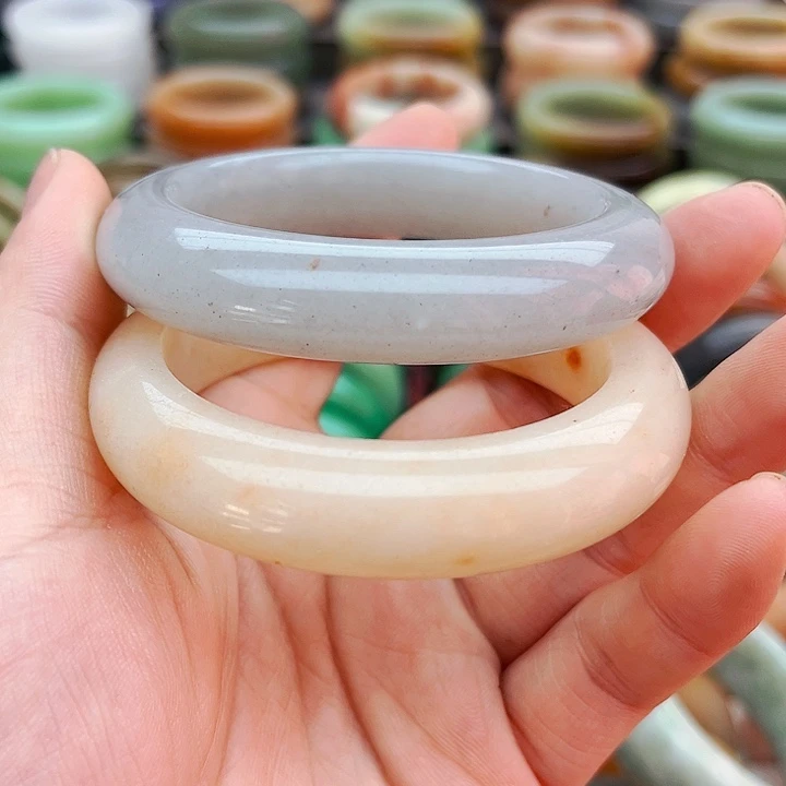 未镶嵌手镯（圆镯）石英质玉