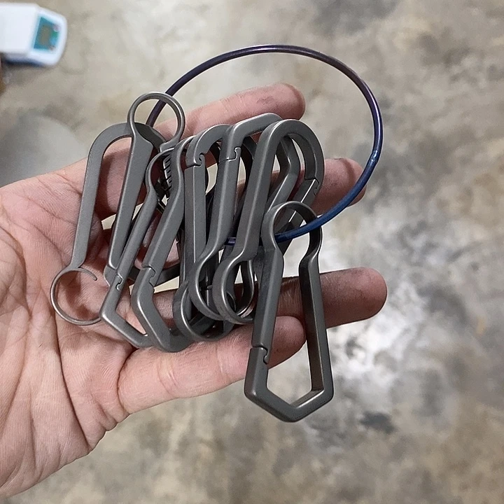 塑料纯钛钥匙扣随机发