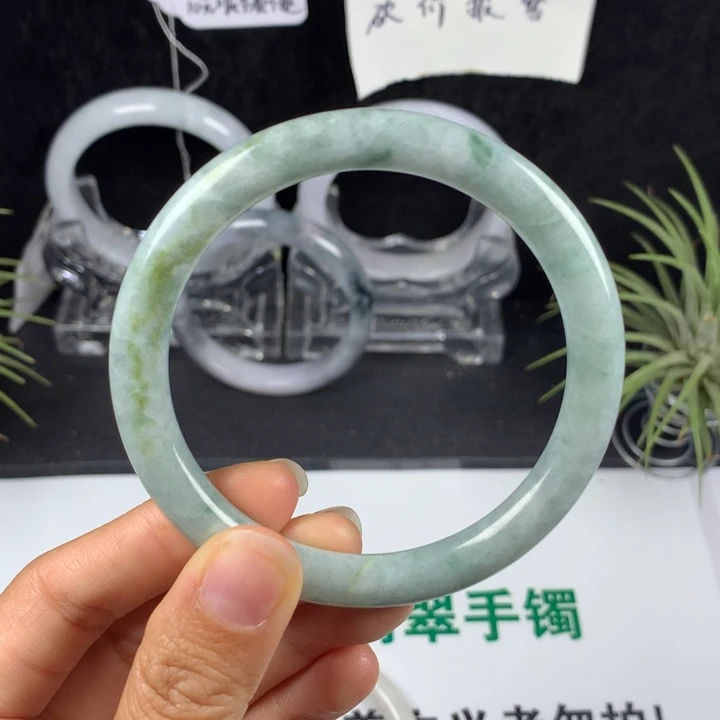 翡翠未镶嵌手镯45号。60圈