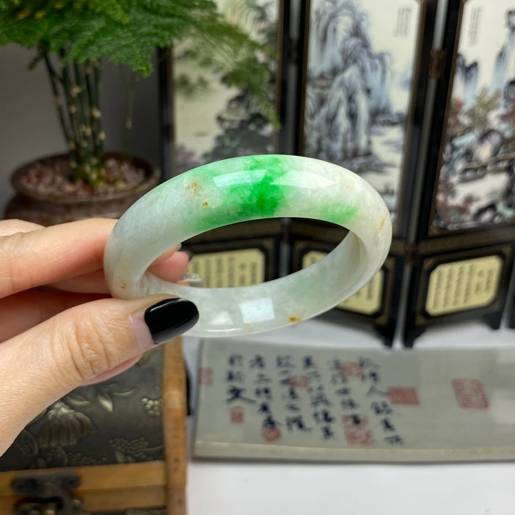 56.8阳绿洒金正圈手镯 天然翡翠A货手镯