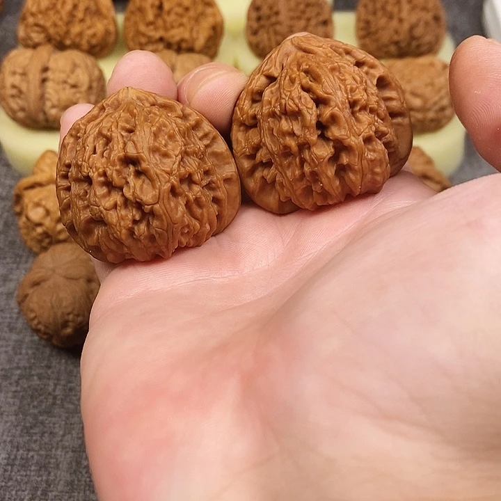 王***给三角白文玩核桃核桃