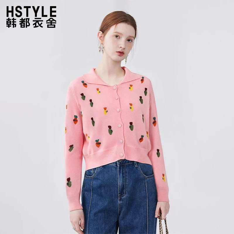 韩都衣舍翻领萝卜刺绣针织开衫女趣味减龄设计感粉色甜美毛衣外套