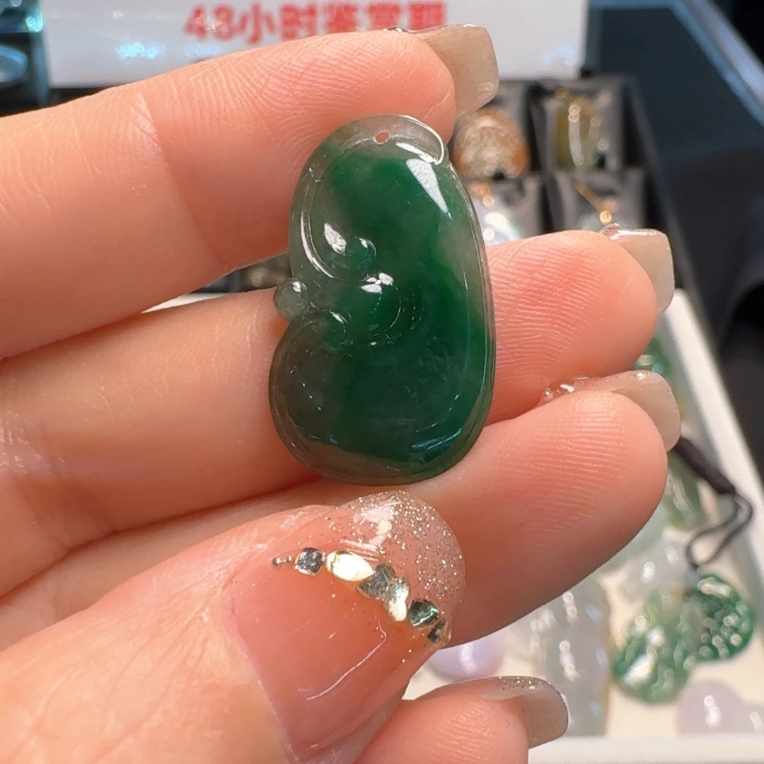 一***。颈饰未镶嵌翡翠如意