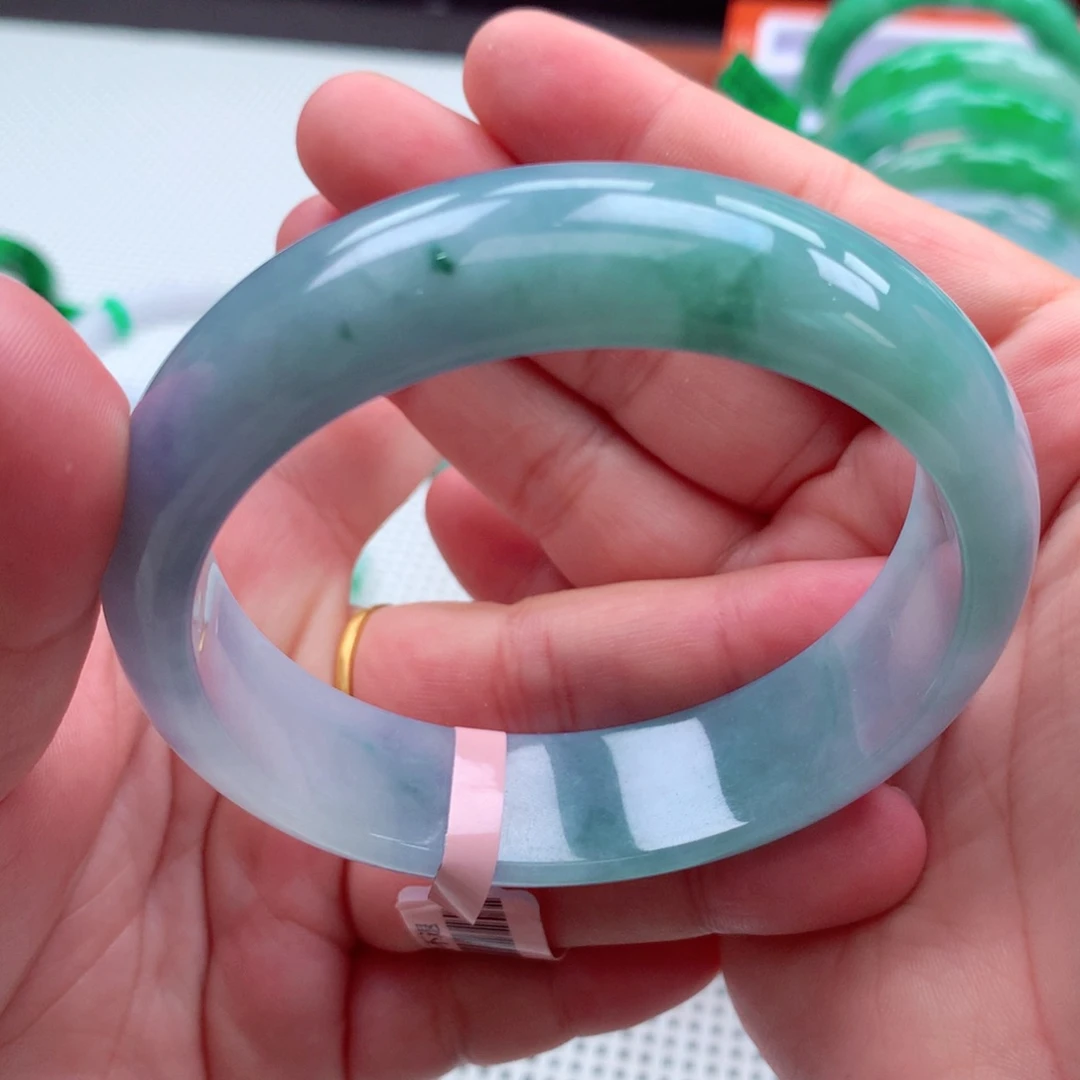 翡翠手镯未镶嵌翡翠