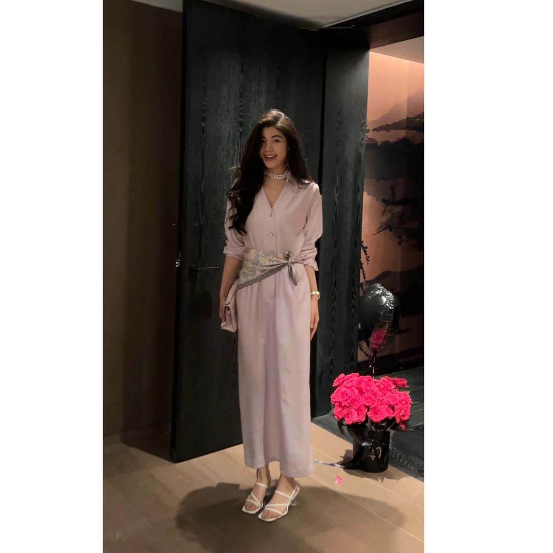 N.COU妮蔻25夏新款优雅气质高级感简约V领丝巾收腰连衣裙DY10009