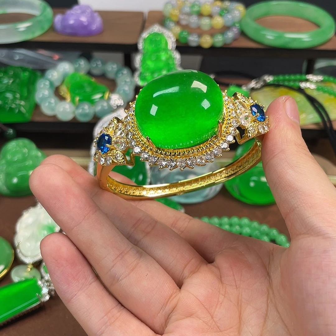 翡翠未镶嵌颈饰手镯