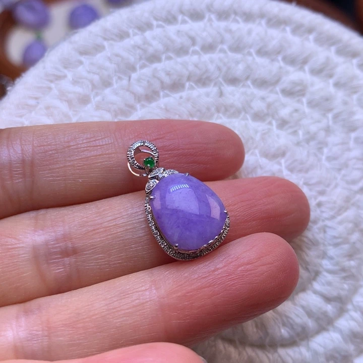 翡翠18K金镶嵌颈饰红妖紫无事牌