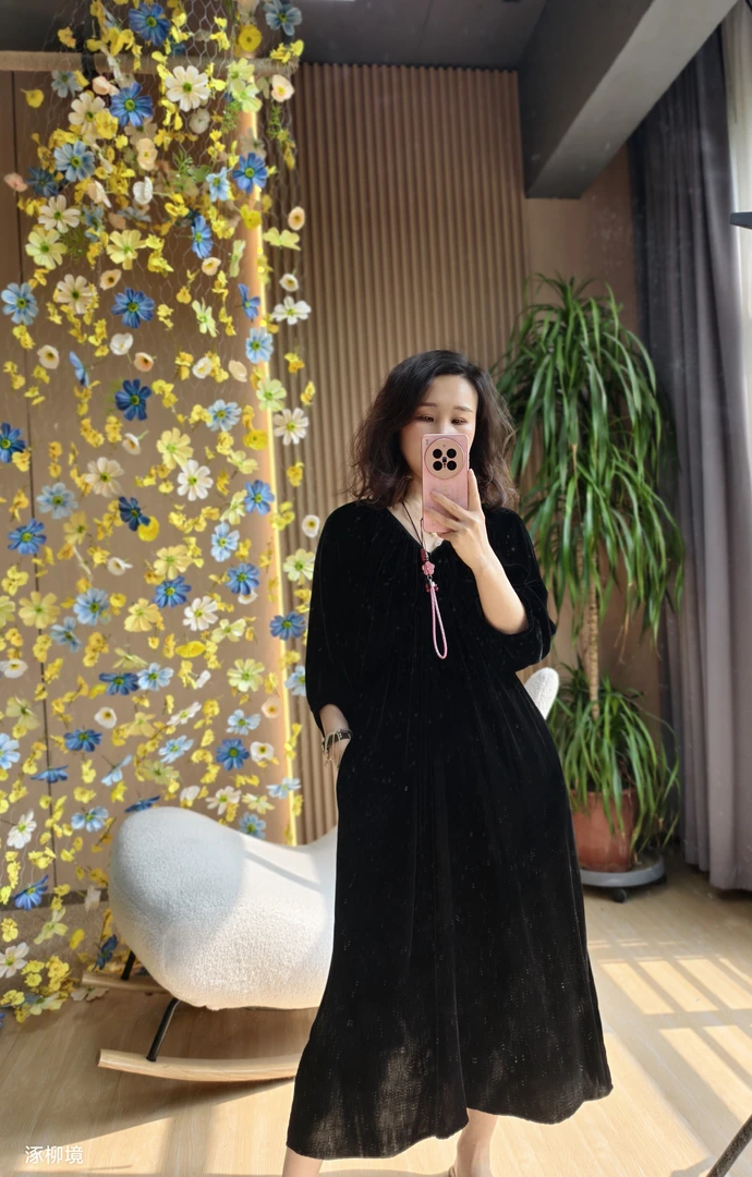 轻奢极简风法式纯色长款V领长裙高腰桑蚕丝丝绒显瘦黑色连衣裙