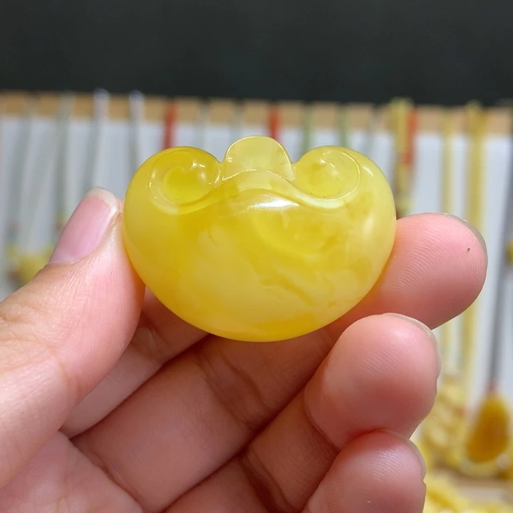 蜜蜡颈饰未镶嵌如意