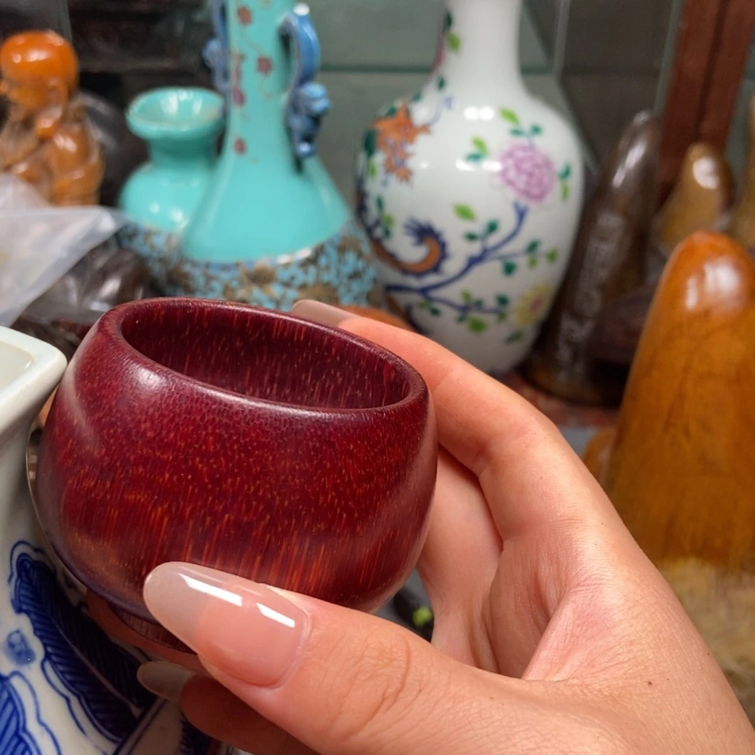 主播节目主持人和主持人的表演也