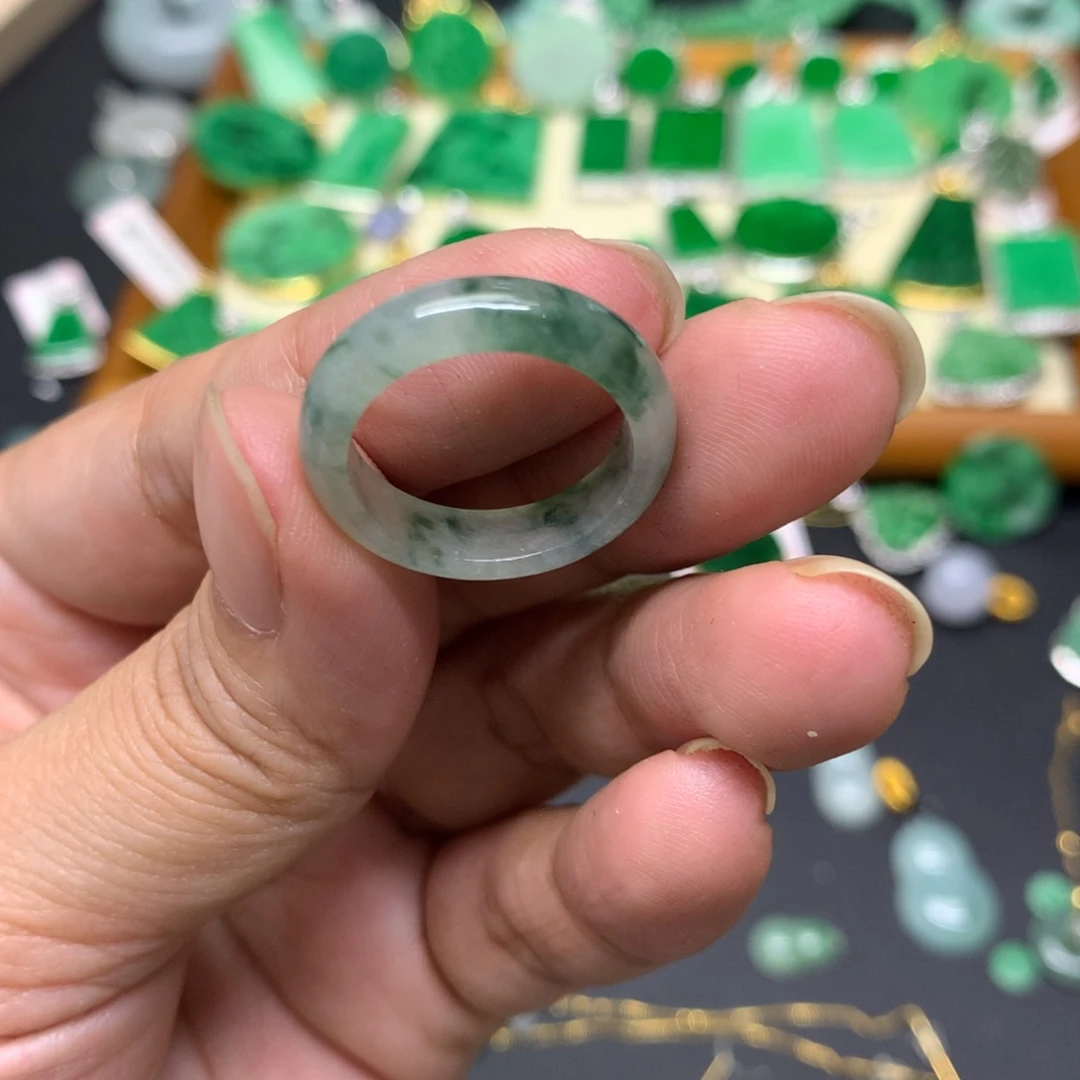 M***＇翡翠未镶嵌颈饰有纹裂