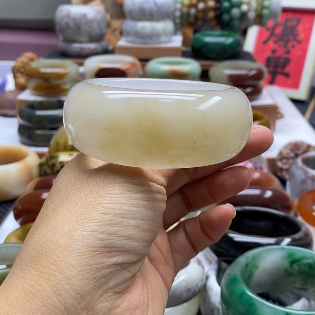 如****石英岩玉手镯未镶嵌