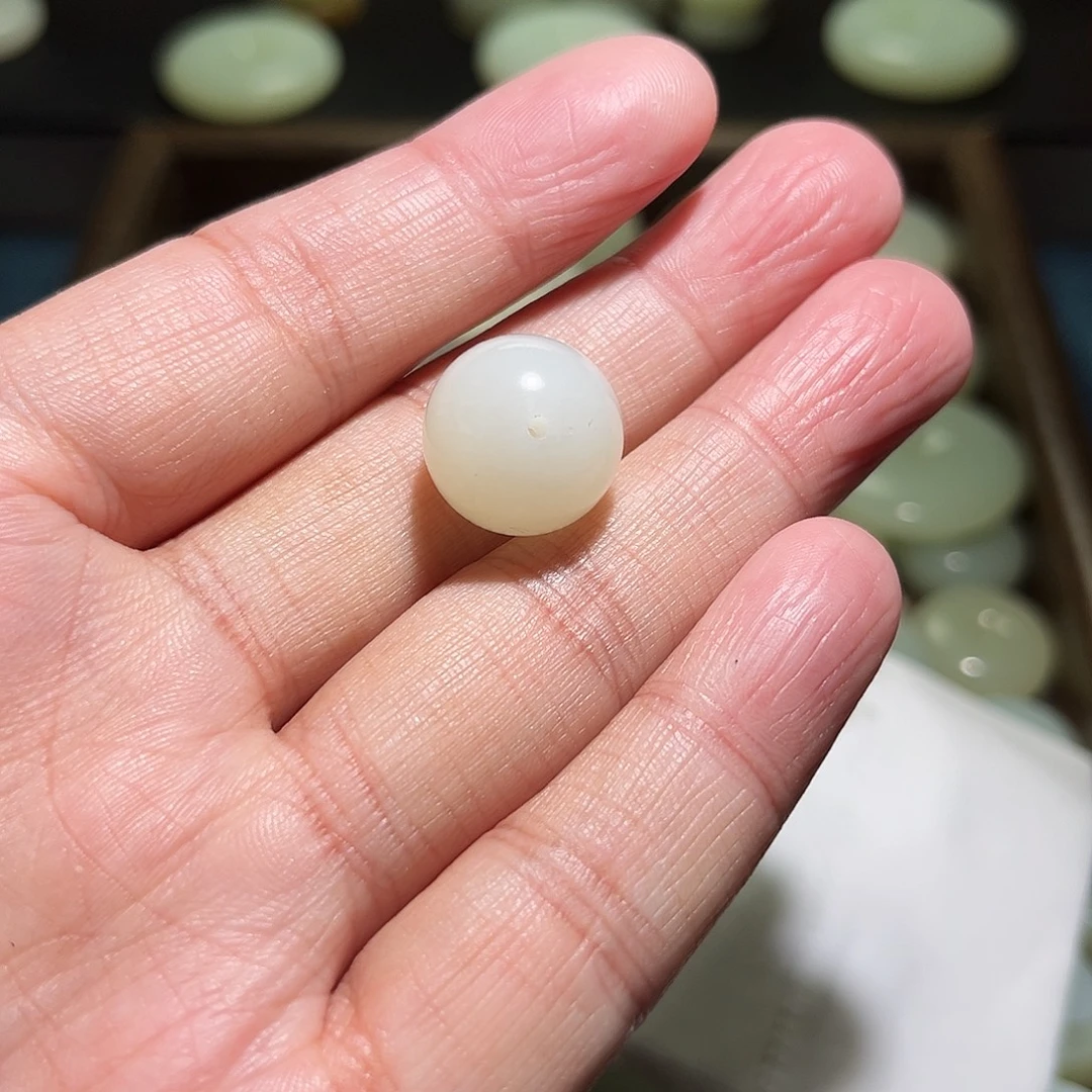 行***者和田玉未镶嵌颈饰