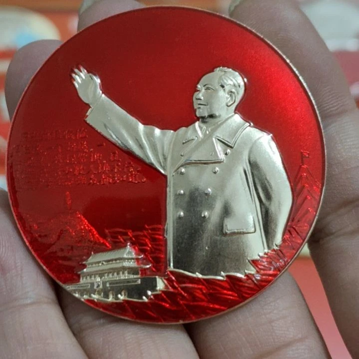 秋***饰其他普通金属圆形红色人物像章