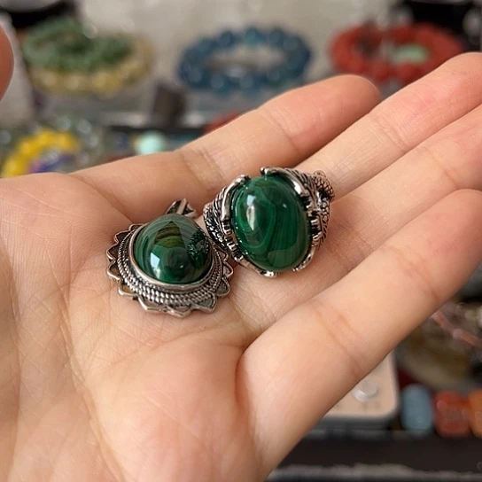 孔雀石颈饰合金矿坑