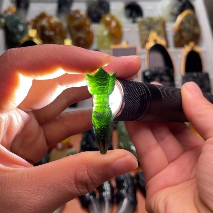 蛇纹石玉未镶嵌颈饰