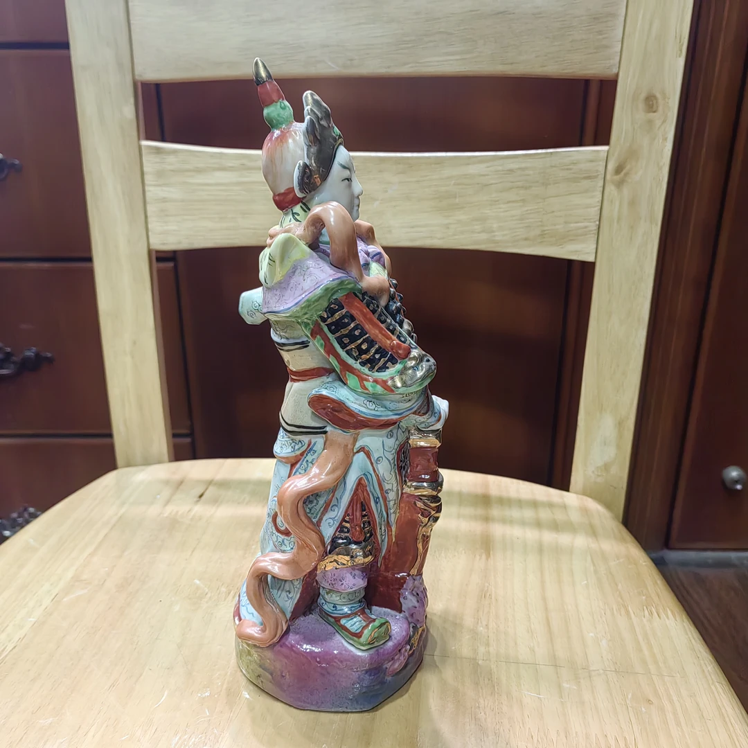 景德镇雕塑瓷厂韦陀菩萨像,高度27厘米,粉彩描金工艺。全品