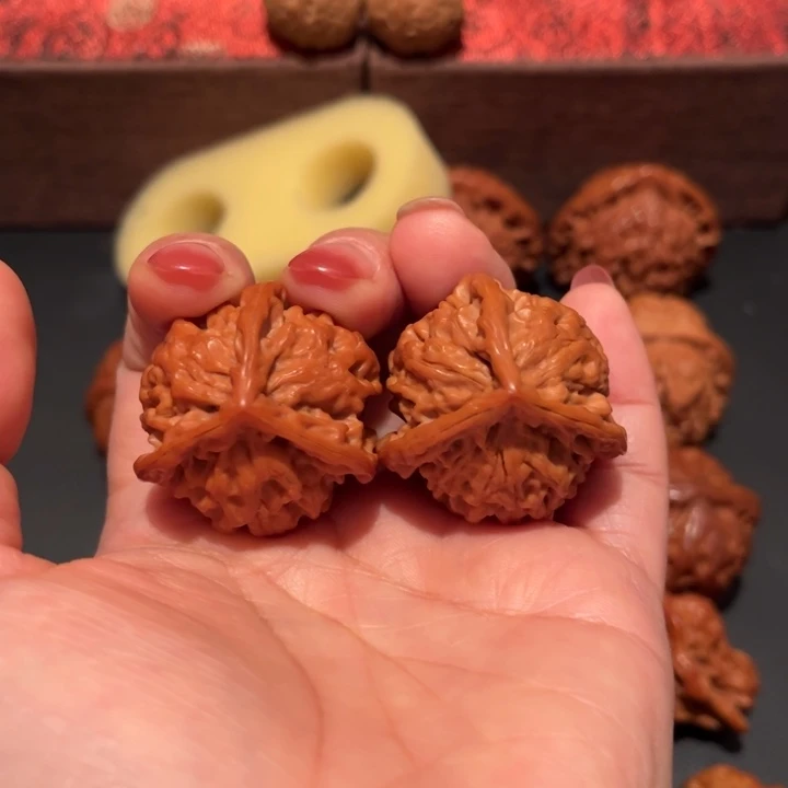 煜***辰文玩核桃吊坠三棱