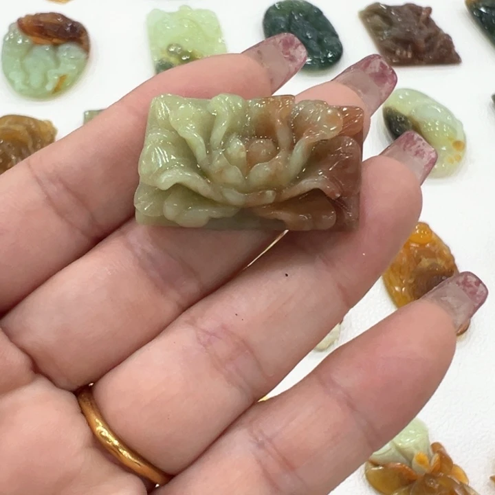 蛇纹石玉未镶嵌颈饰