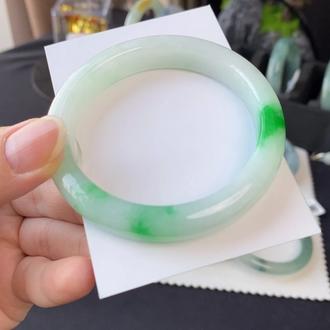 翡翠未镶嵌手镯辣阳绿53