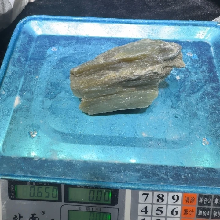 谭***谭且末料原石盆景石