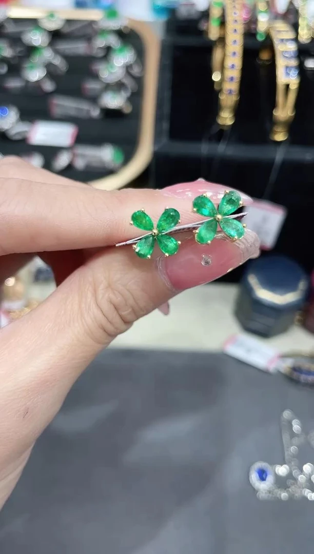 18K金镶嵌祖母绿耳饰四叶草