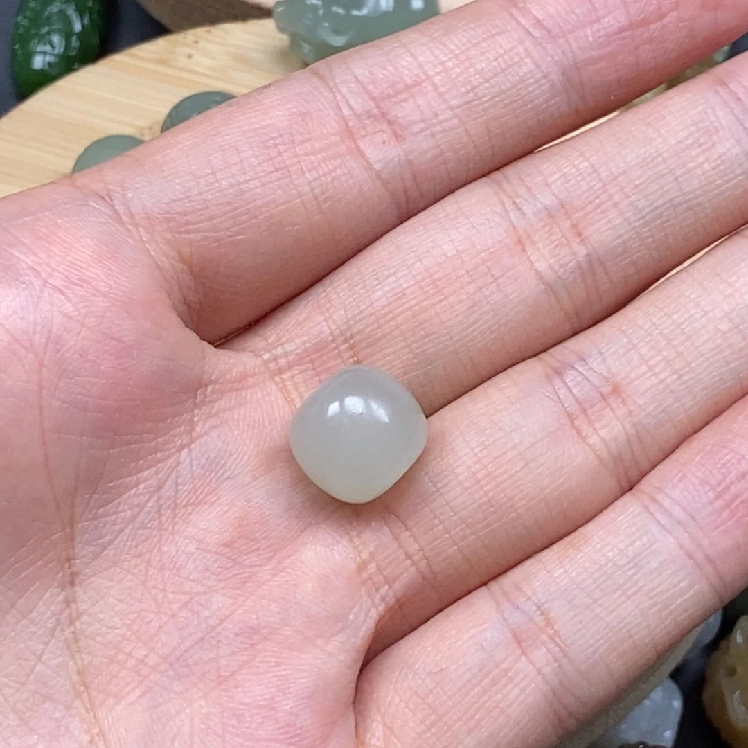 和田玉未镶嵌颈饰飞**天