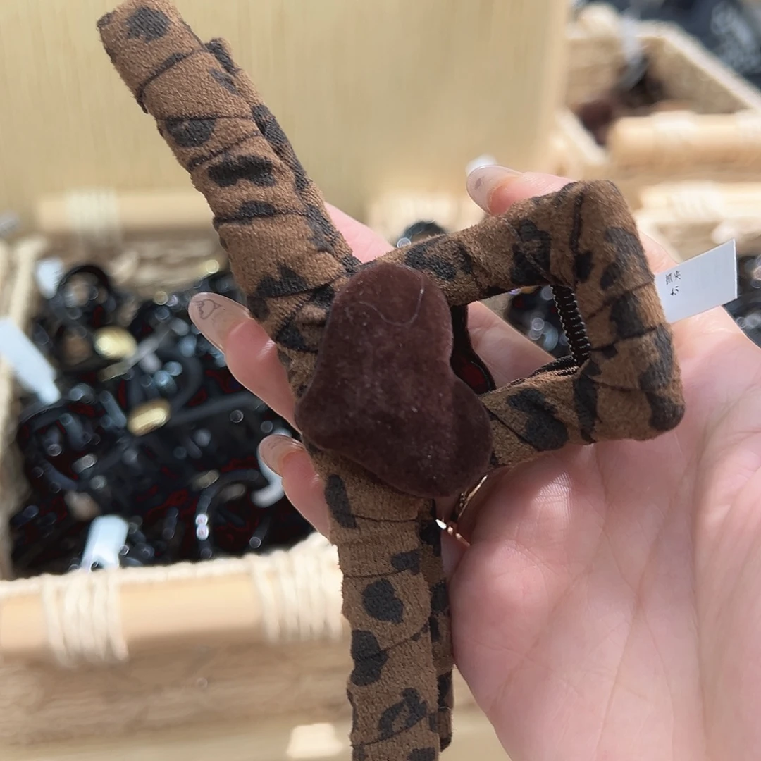 仿珍珠非金属爱心豹纹大抓