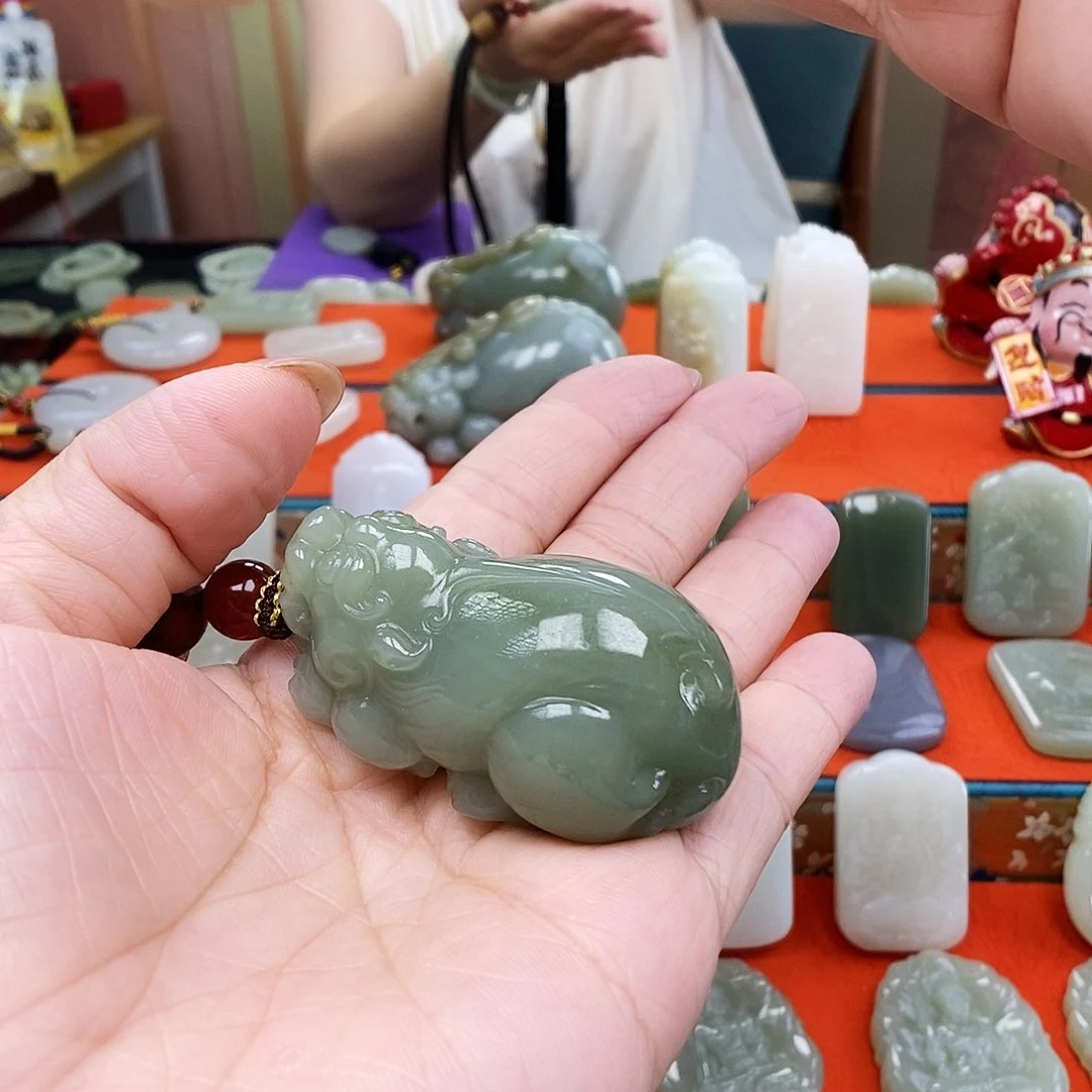 颈饰未镶嵌和田玉枫*。