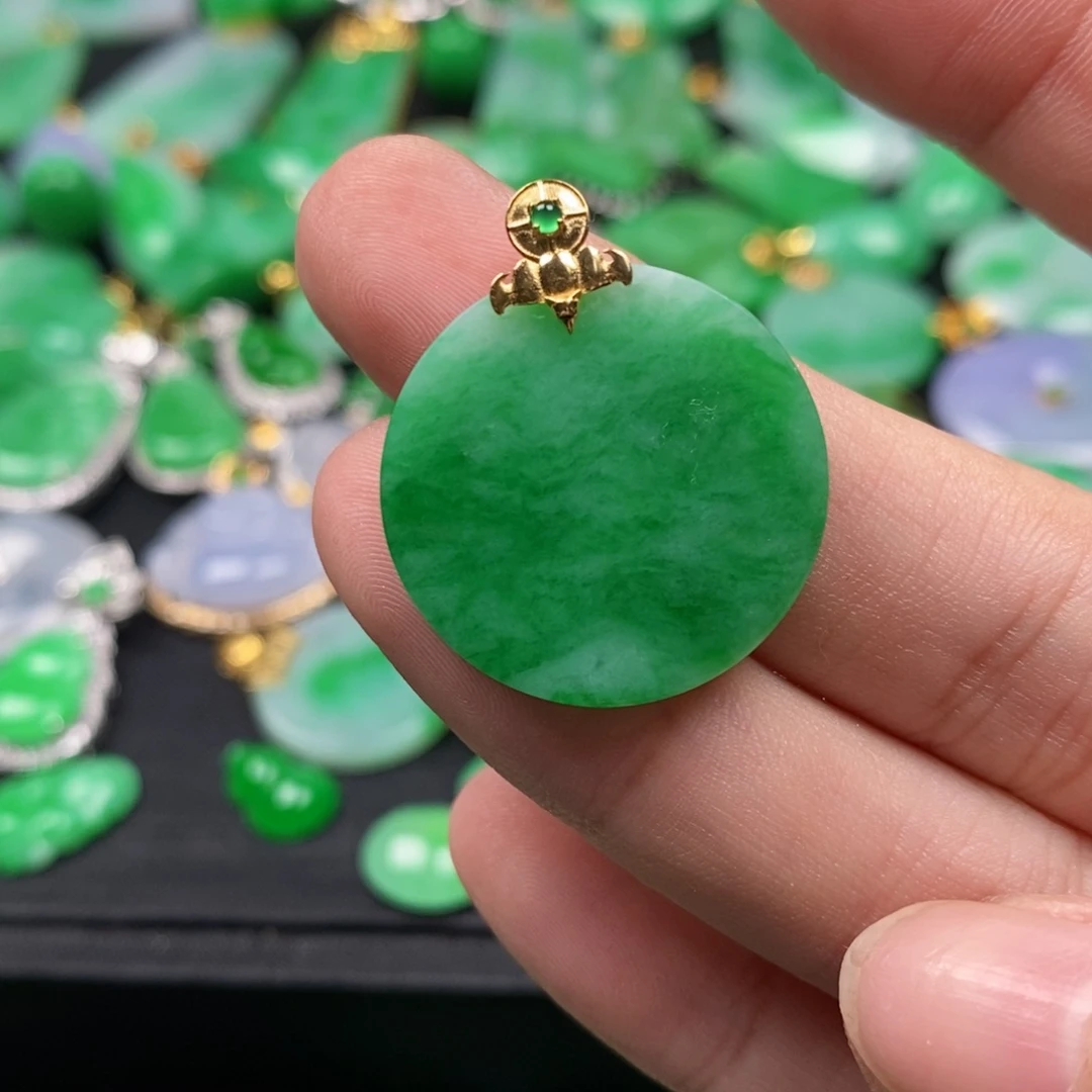 不***山翡翠18K金镶嵌颈饰翡翠