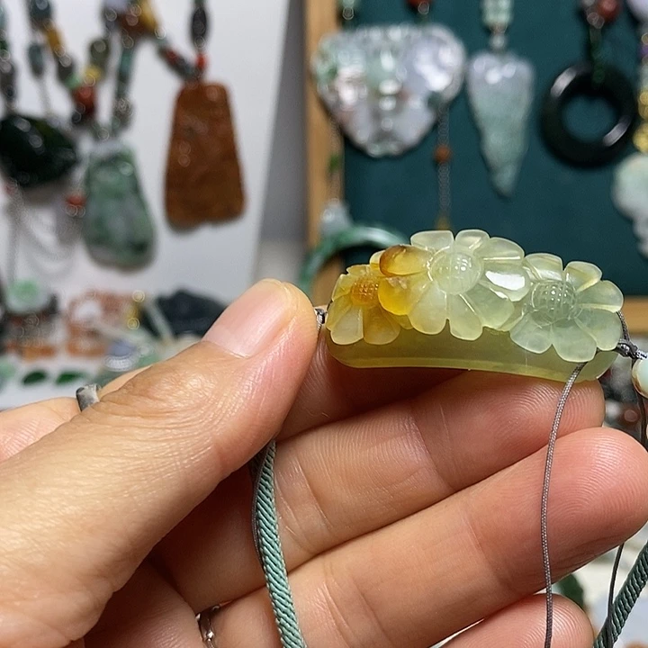 翡翠未镶嵌吊坠(赠链)