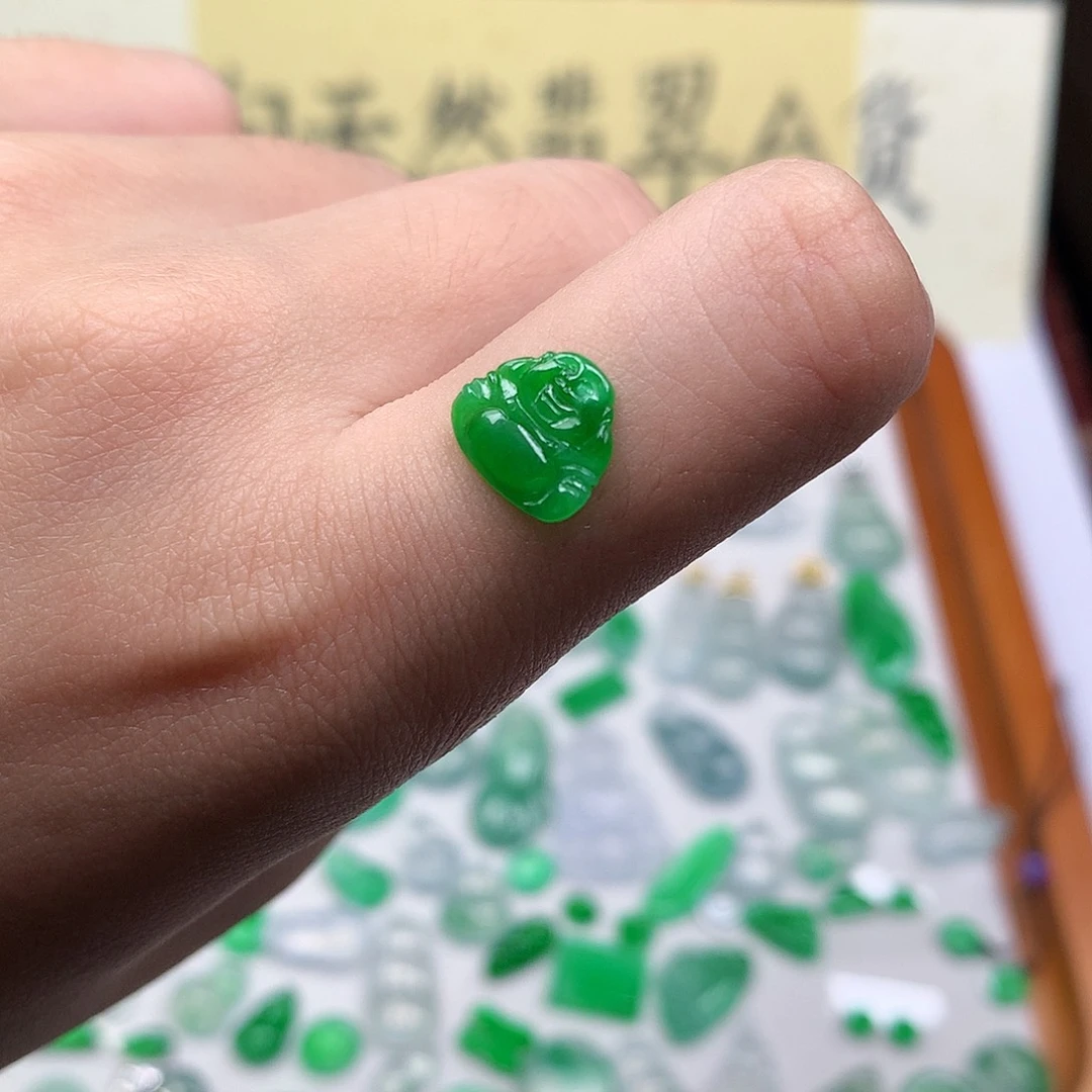 翡翠裸石缅甸天然A货翡翠阳绿佛公